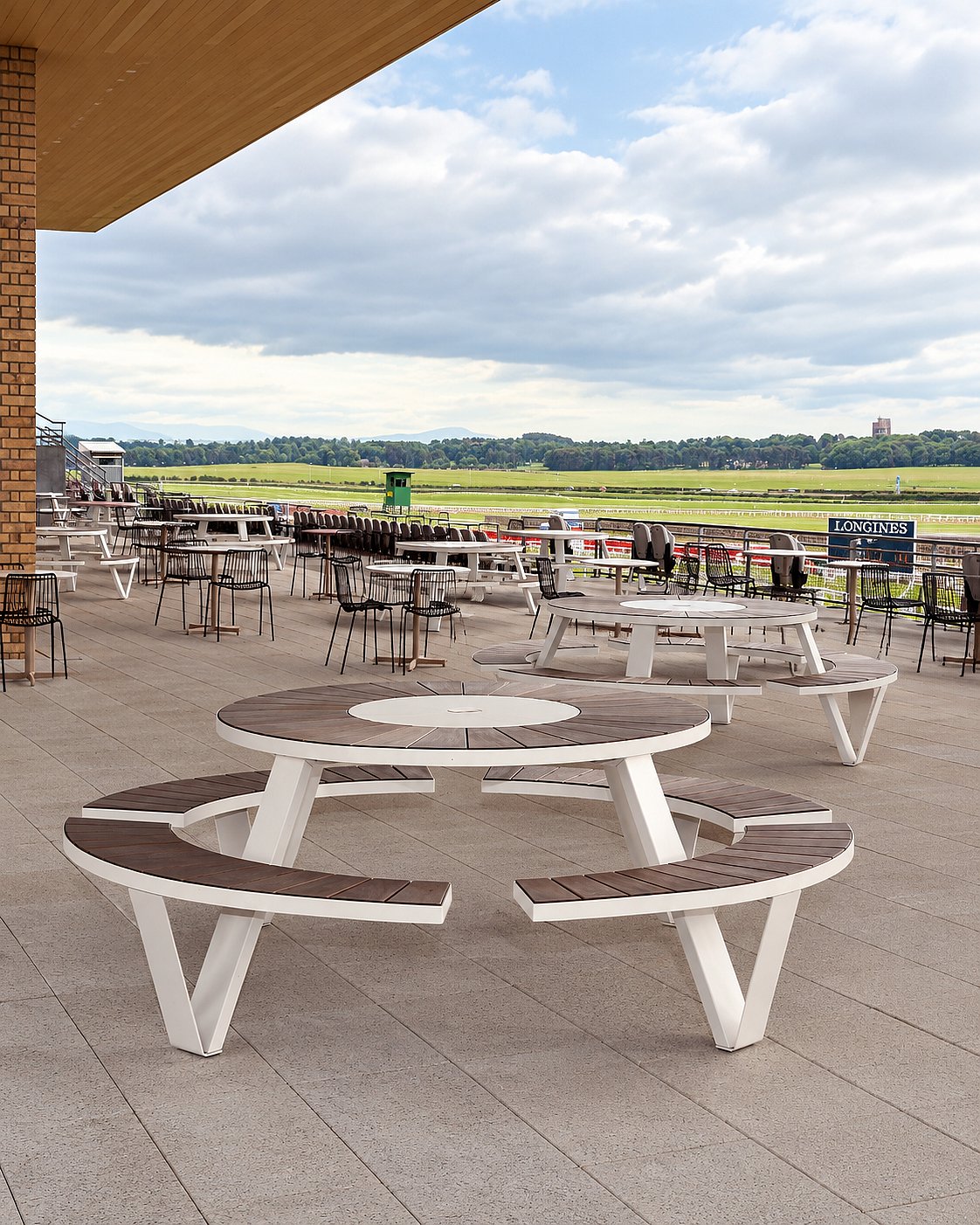 Tables de pique-nique Pantagruel sur la terrasse dominant le Curragh Racecourse en Irlande