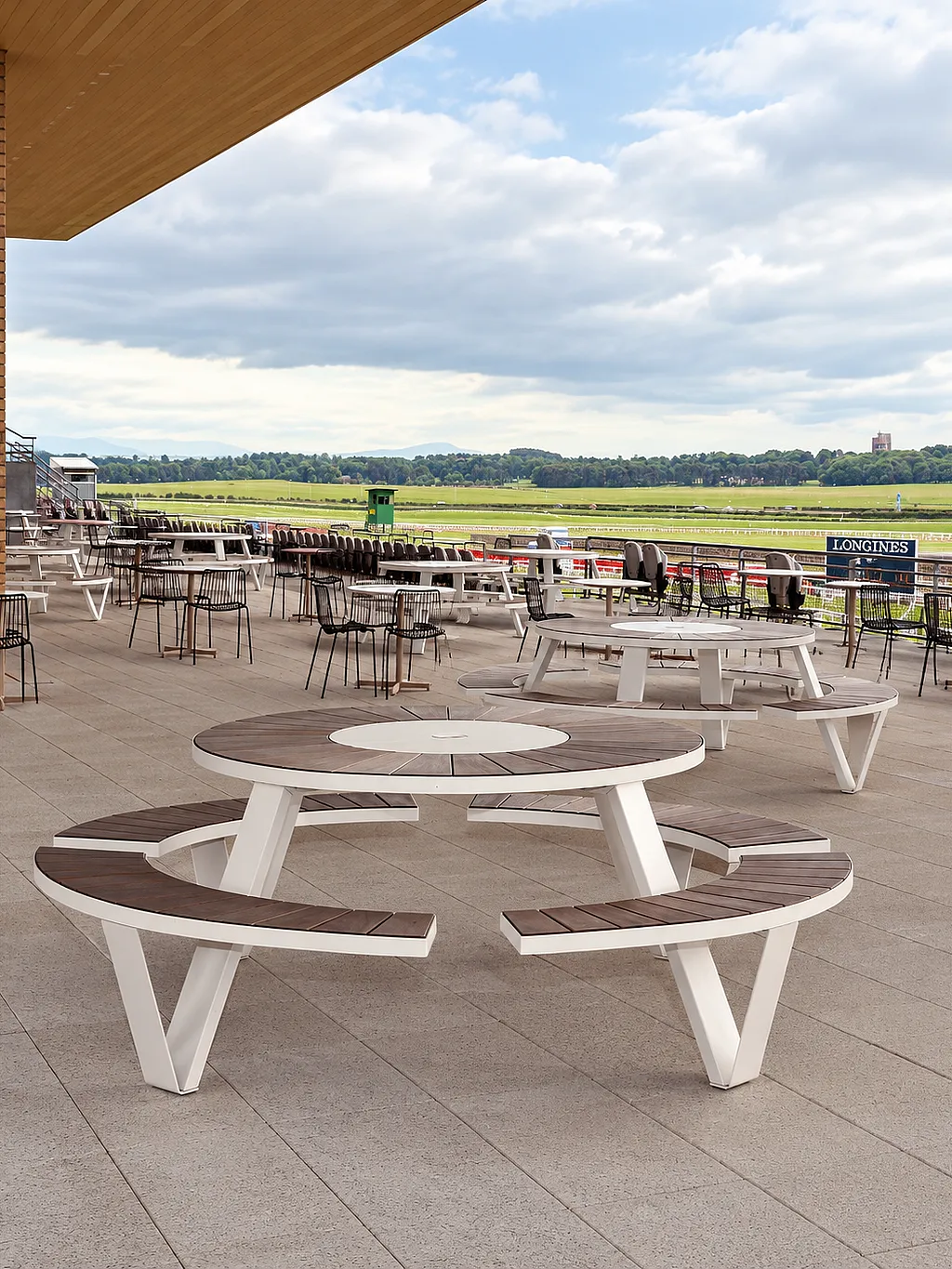 Tables de pique-nique Pantagruel sur la terrasse dominant le Curragh Racecourse en Irlande