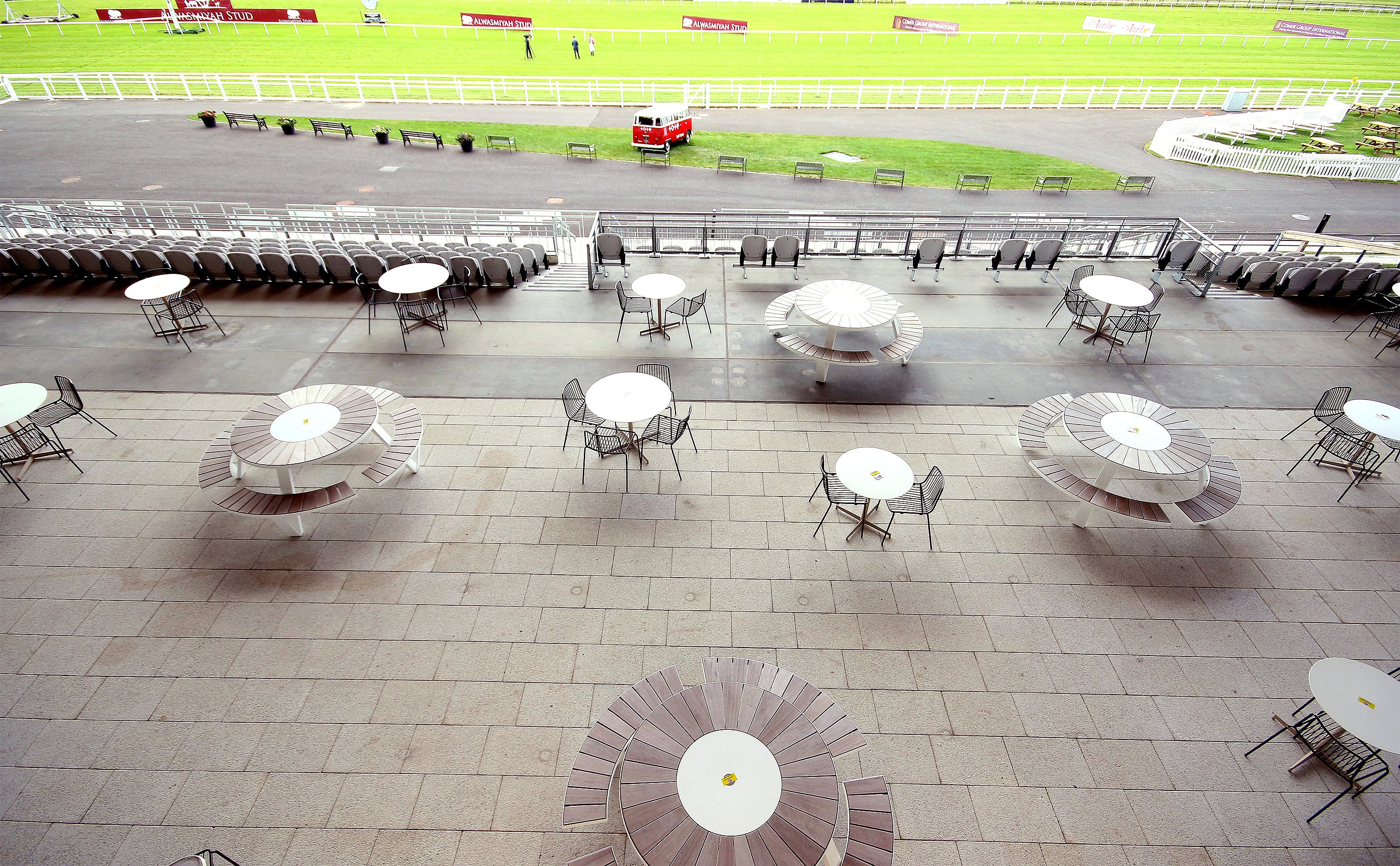 Tables de pique-nique Pantagruel disposées sur la terrasse extérieure dominant l'hippodrome