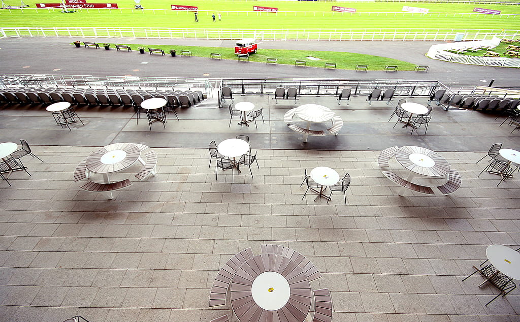 Tables de pique-nique Pantagruel disposées sur la terrasse extérieure dominant l'hippodrome