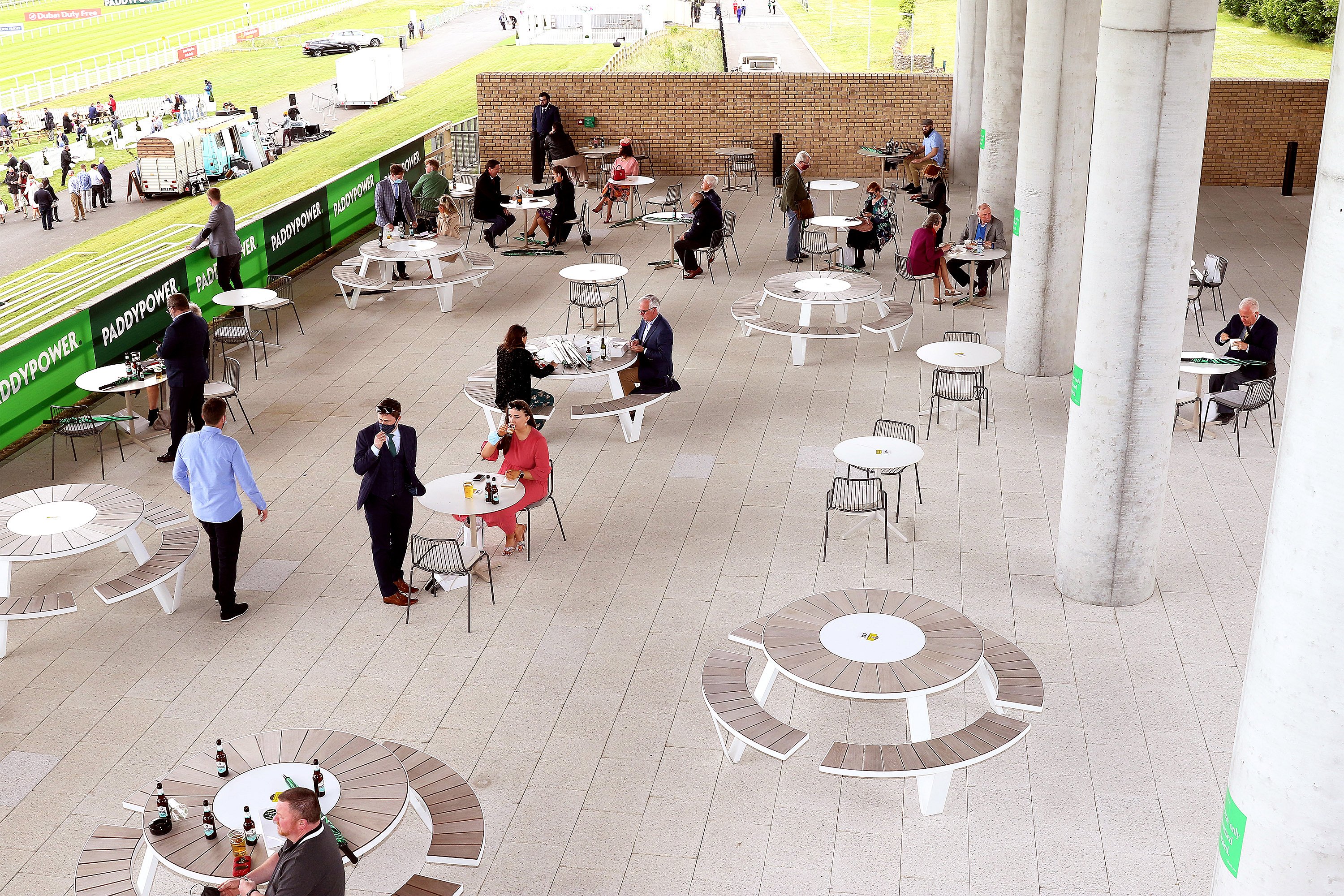 Des visiteurs réunis autour des tables de pique-nique Pantagruel au Curragh Racecourse