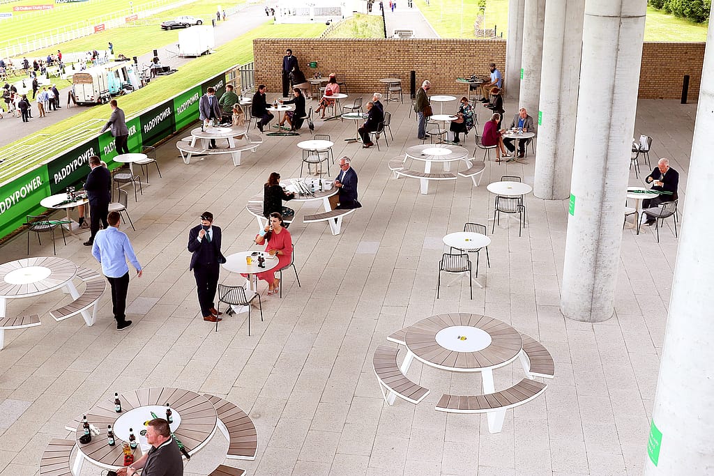 Des visiteurs réunis autour des tables de pique-nique Pantagruel au Curragh Racecourse
