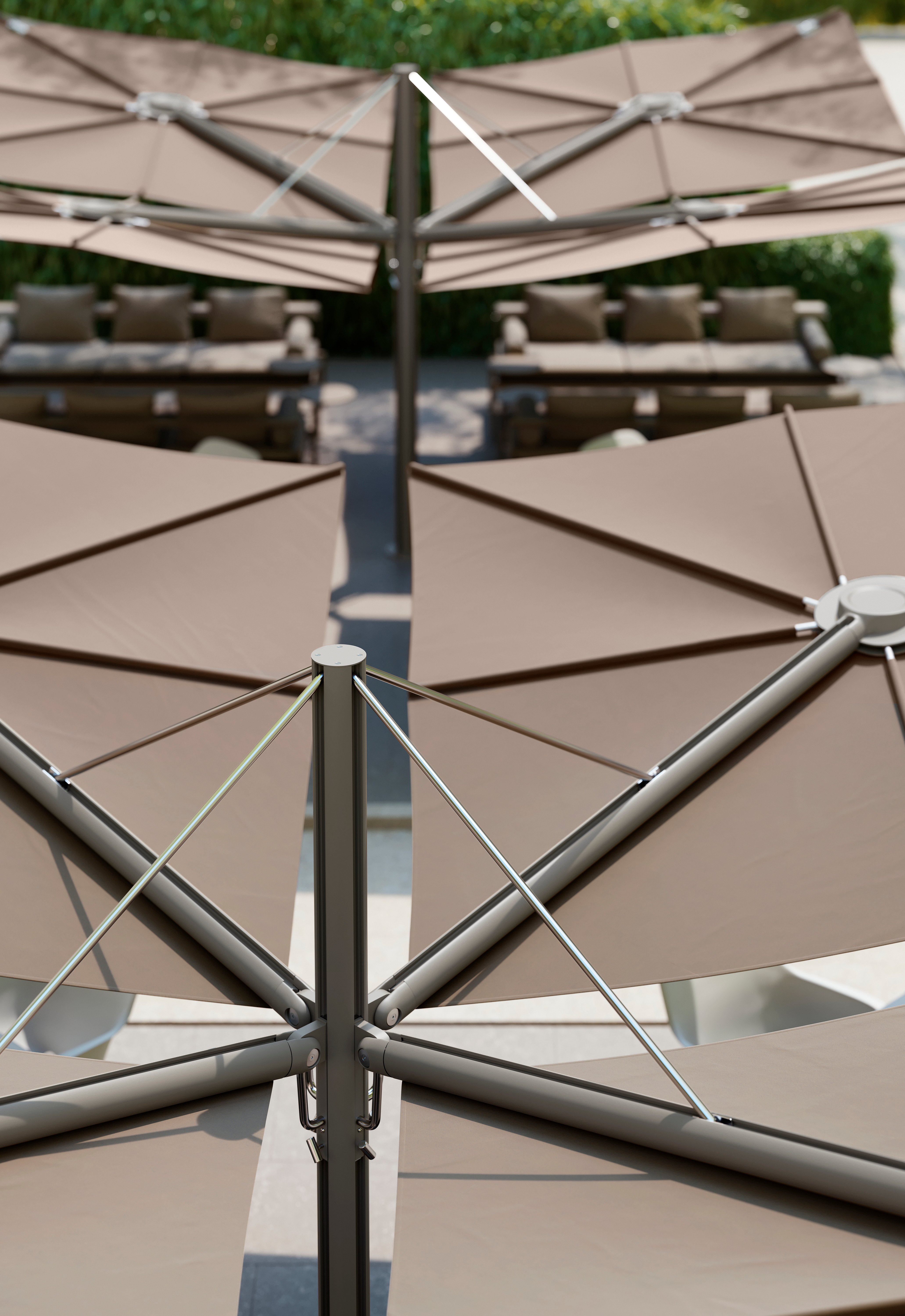 Close-up of the central pole and frame of a Sensu Quattro diamond shade