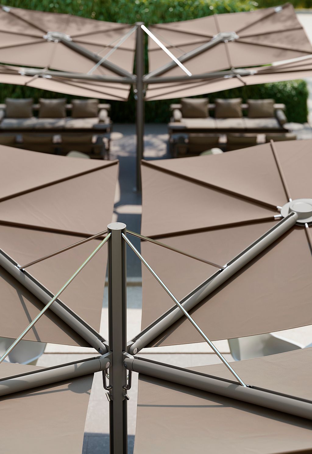 Close-up of the central pole and frame of a Sensu Quattro diamond shade
