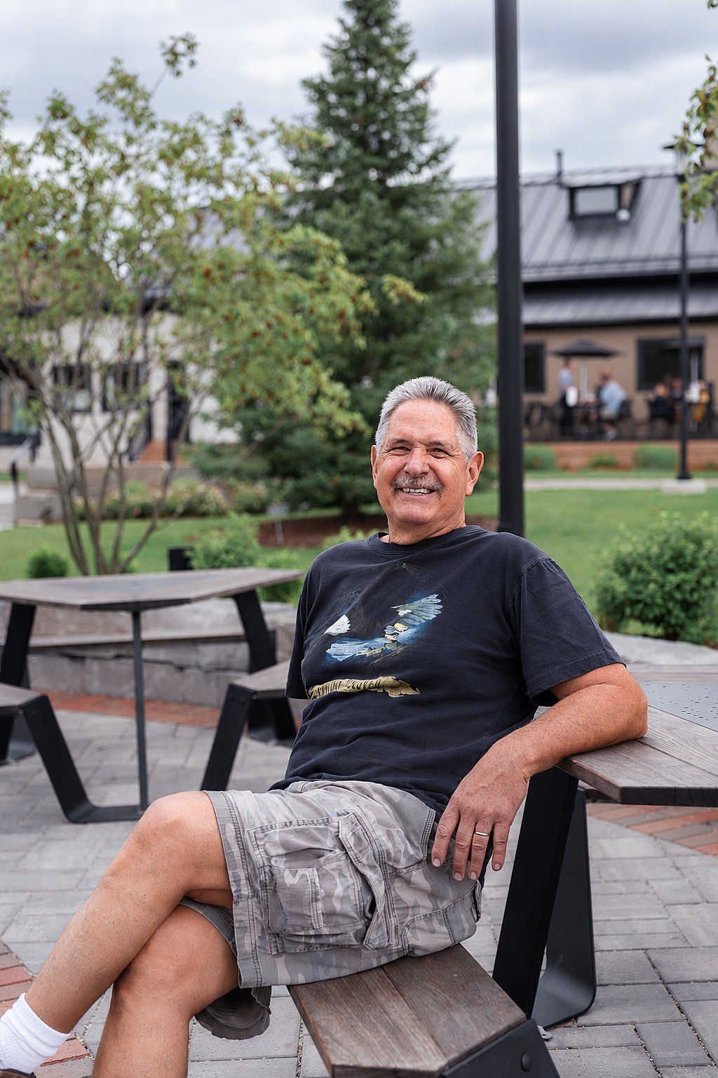 Man sitting and relaxen on the Anker table