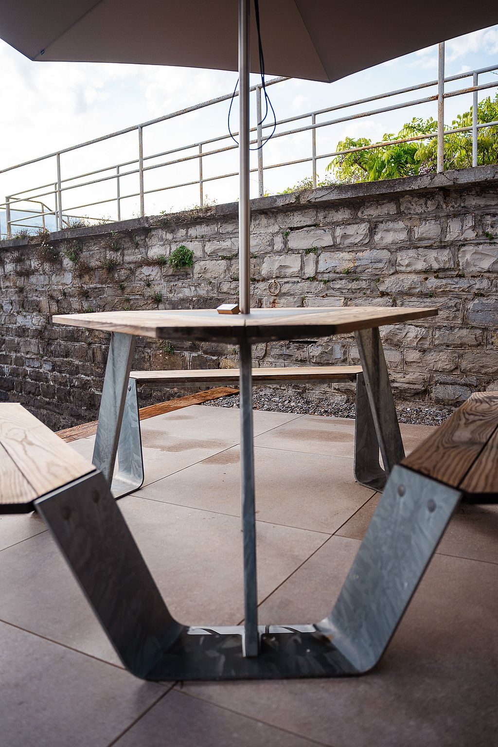 Extremis Anker picnic table under an open Inumbrina shade seen from below at Lake Como